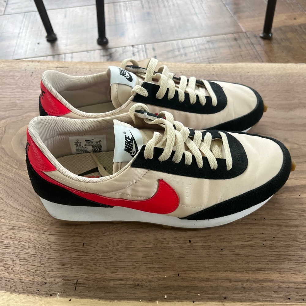 Nike womans daybreak size 8